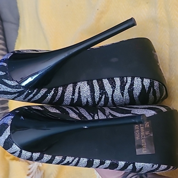 ⭐️ QUPID Zebra Print Platform Pumps Heels - Picture 3 of 5